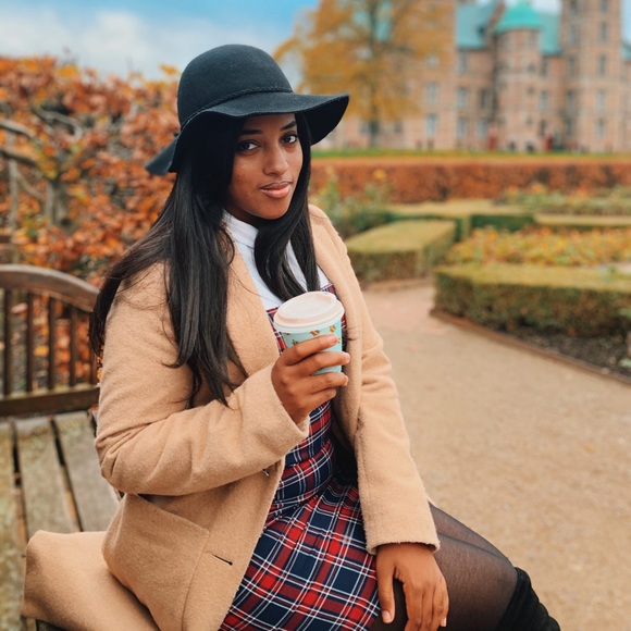 Meet Your Posher, Rebecca - Picture 1 of 4